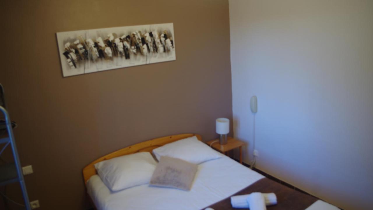 Le Robinson Hotell Pierrelatte Eksteriør bilde